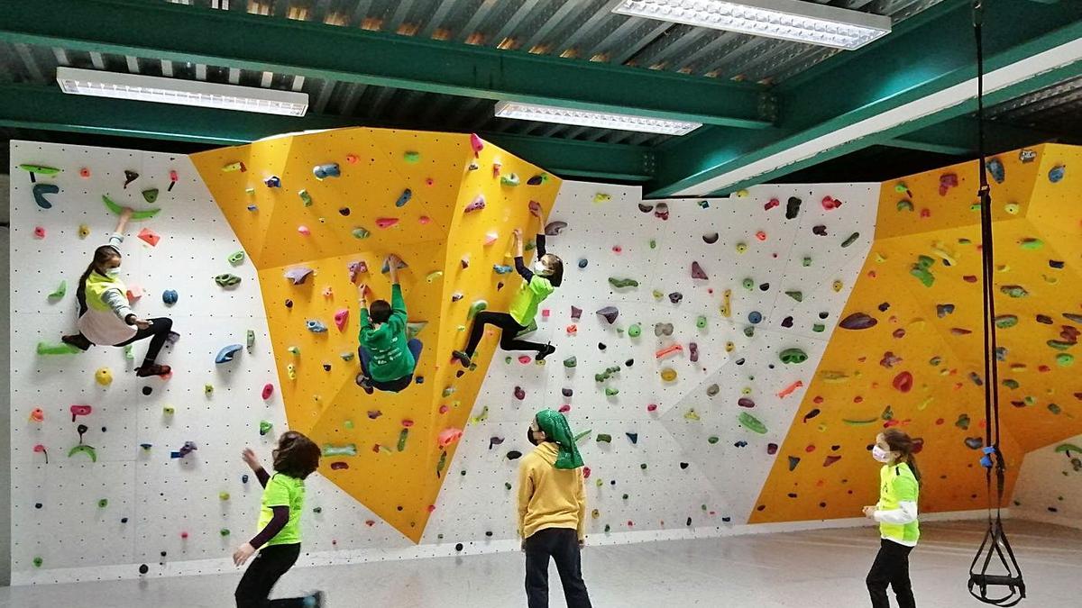 Varios niños practicando en el rocódromo. | GMC