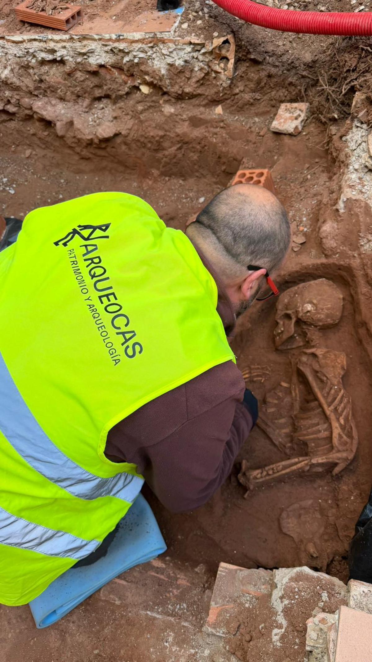 Un técnico de Arqueocas trabajando con uno de los cadáveres localizados bajo una casa de Moncofa en obras.