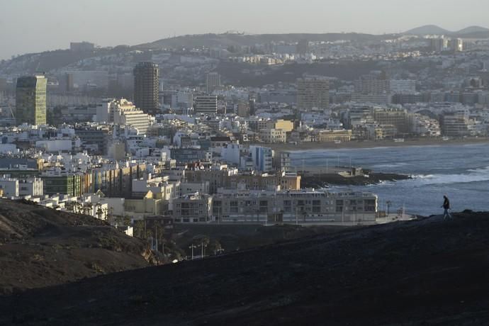 13-01-19 LAS PALMAS DE GRAN CANARIA. EL SEBADAL, PUERTO Y BARRIO DE LAS COLORADAS. LAS PALMAS DE GRAN CANARIA. METEOROLOGIA. Calima desde El Sebadal, el pueto y el Barrio de Las Coloradas.  Fotos: Juan Castro.  | 13/01/2020 | Fotógrafo: Juan Carlos Castro