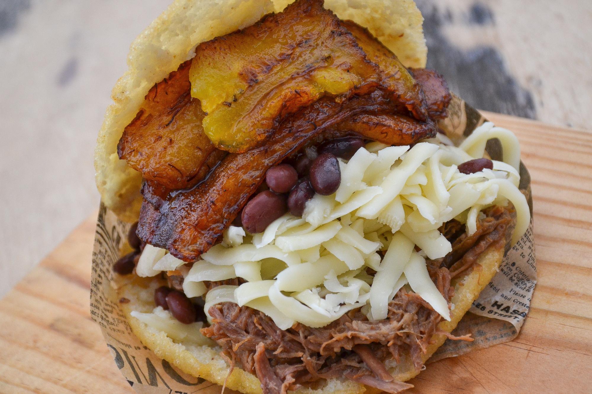 Detalle de una de las arepas más demandadas, la &quot;Dominó&quot;.