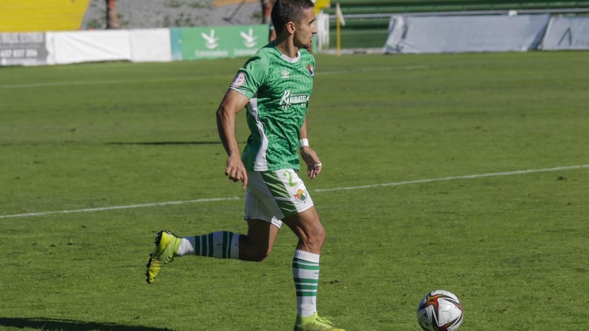 Luis Aguado, con el balón, durante el partido del domingo ante el Mensajero.