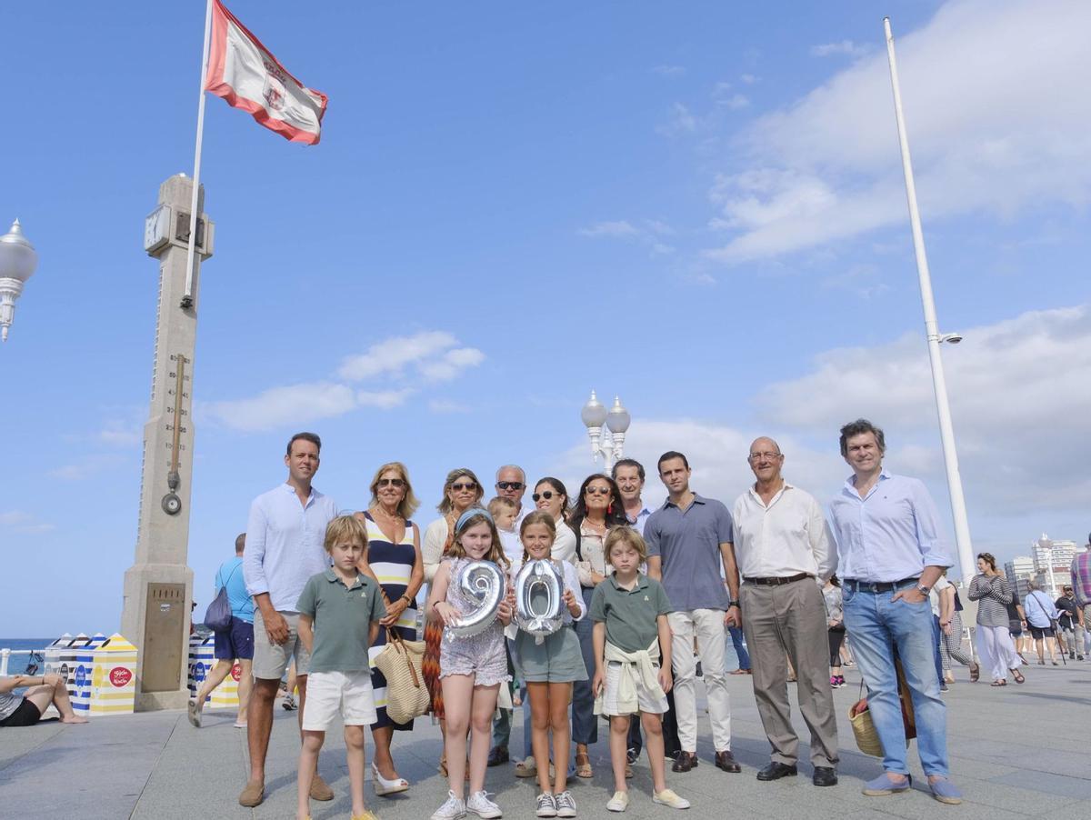 Delante, por la izquierda, los tataranietos de Fernández-Omaña Jaime y Gabriela Alvargonzález Arranz, Gabriela Díaz-Negrete Capa y Guillermo Alvargonzález Arranz, y detrás, por la izquierda, Miguel Díaz-Negrete Palacio (bisnieto), Ana Díaz-Negrete Sanz (nieta), Belén Díaz Negrete Sanz (nieta), Antonio García Porrúa, Ángela Díaz-Negrete García  (bisnieta) con su hijo Álvaro Hernández Díaz-Negrete (tataranieto), Marta Jover Díaz-Negrete (nieta), Agustín Meana, Pablo García Díaz-Negrete (bisnieto), Miguel Díaz-Negrete Sanz (nieto) y Luis Alvargonzález Díaz-Negrete, ayer por la tarde, en el paseo del Muro de San Lorenzo, delante de La Escalerona. | David Cabo
