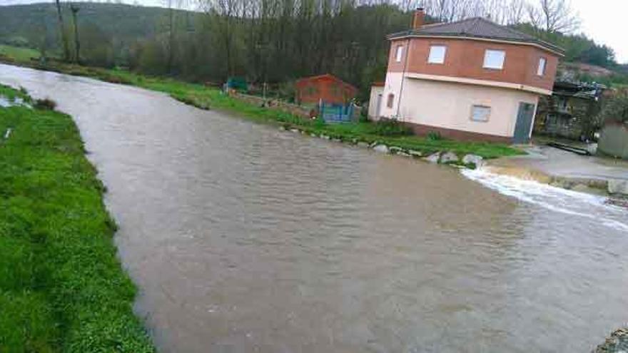 Crecida del río Frío a su paso por Valer de Aliste.