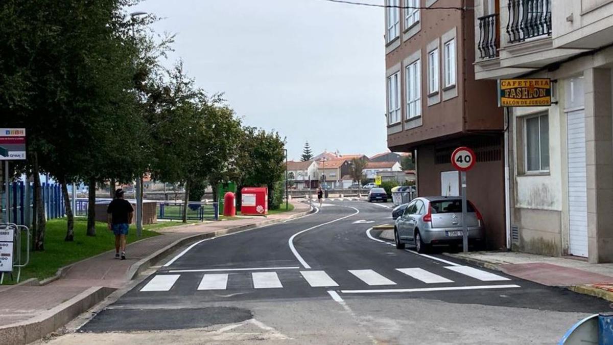 La remozada carretera que avanza desde Terra de Porto hacia la zona portuaria de Lordelo y O Corgo.   | //  FDV