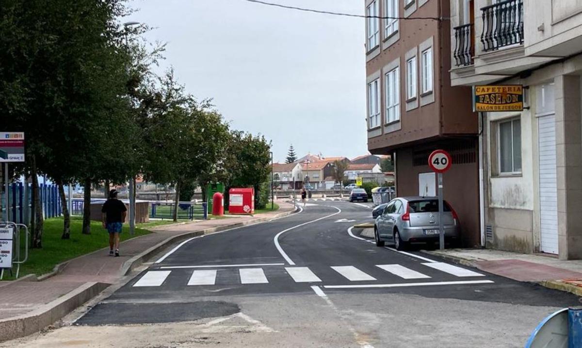 La remozada carretera que avanza desde Terra de Porto hacia la zona portuaria de Lordelo y O Corgo.   | //  FDV