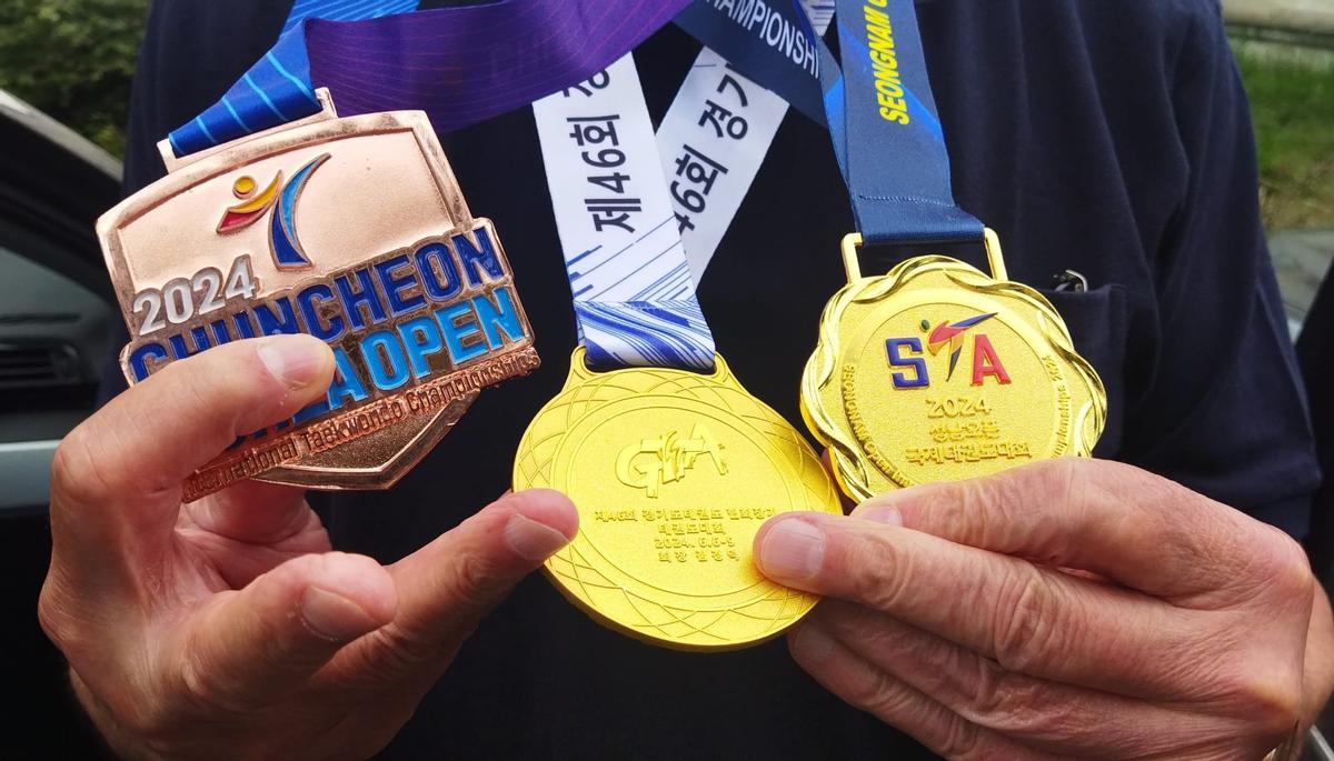 Bernardo Rodríguez sujetando las medallas que ganó en el campeonato del mundo en Corea del Sur en 2024.