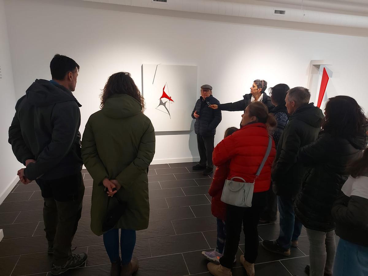 En imágenes: La primera visita guiada al "Universo Herminio", un éxito en La Caridad