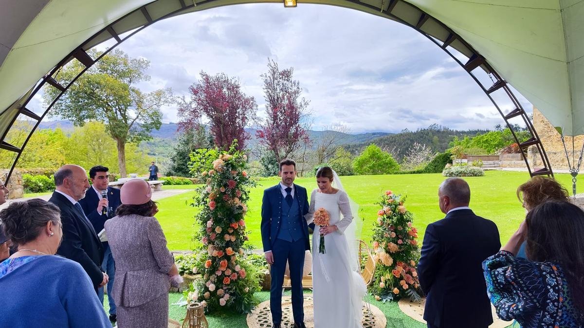 La boda de Lara Álvarez y Miguel Les en el castillo de San Cucao, en imágenes