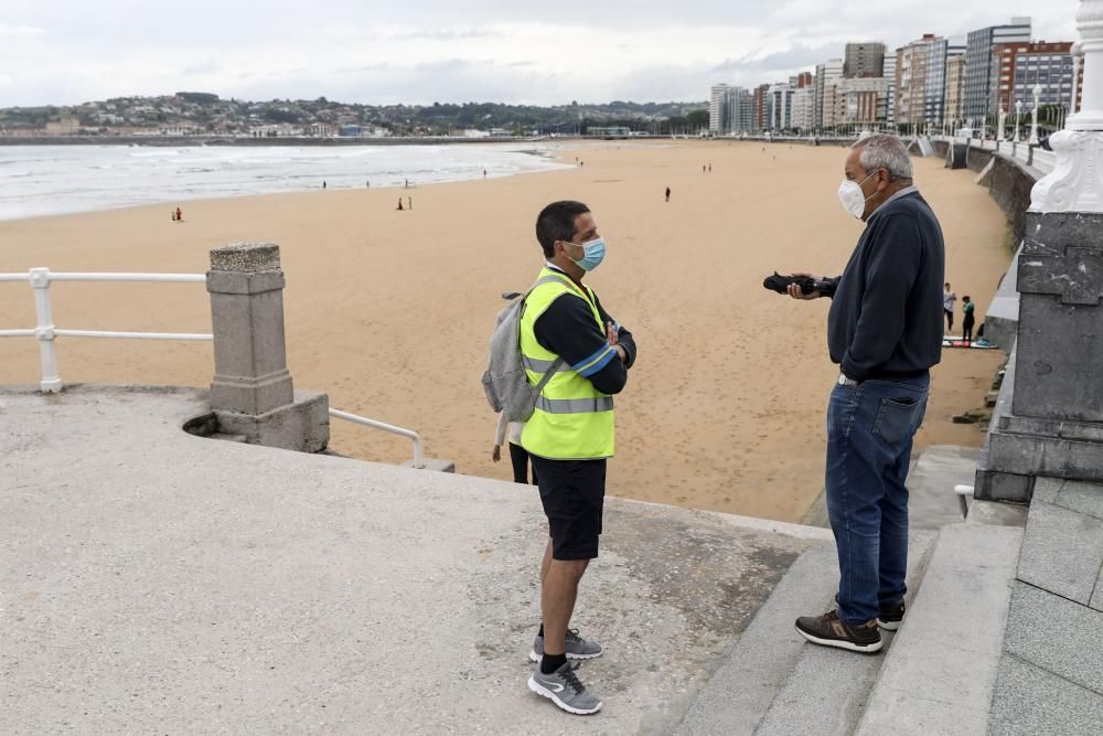 Primer día de los controladores de la playa de Gijón