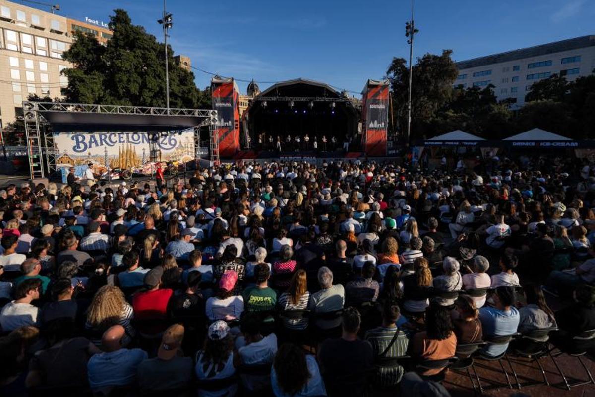 Marin Alsop dirige a la Philharmonia Orchestra de Londres y al Orfeó Català durante el concierto gratuito al aire libre celebrado en la Plaça de Catalunya con motivo del Año Gaudí