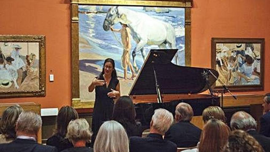 La alicantina explica al público la música vinculada a la pintura.