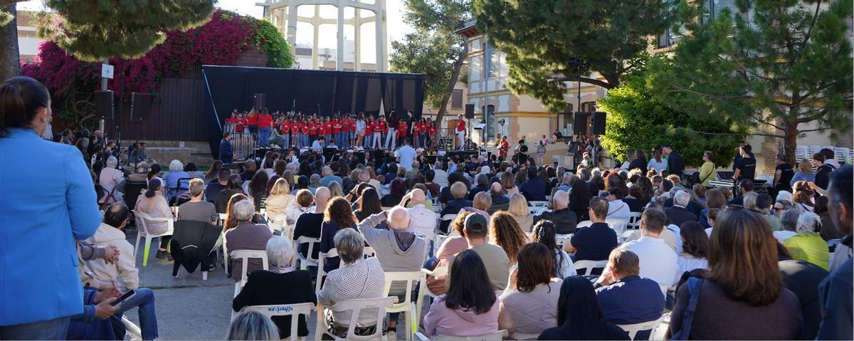 La Plaça de les Escoles Velles, llena.