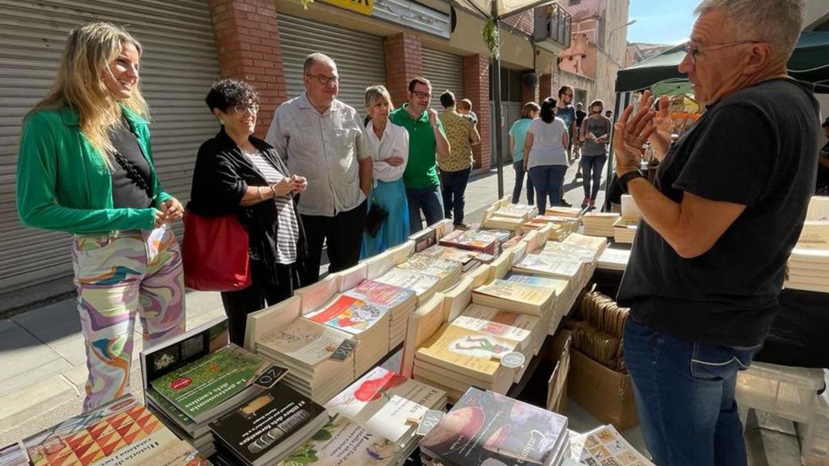 Una parada amb llibres dedicats a la temàtica de la jornada  | MITI VENDRELL