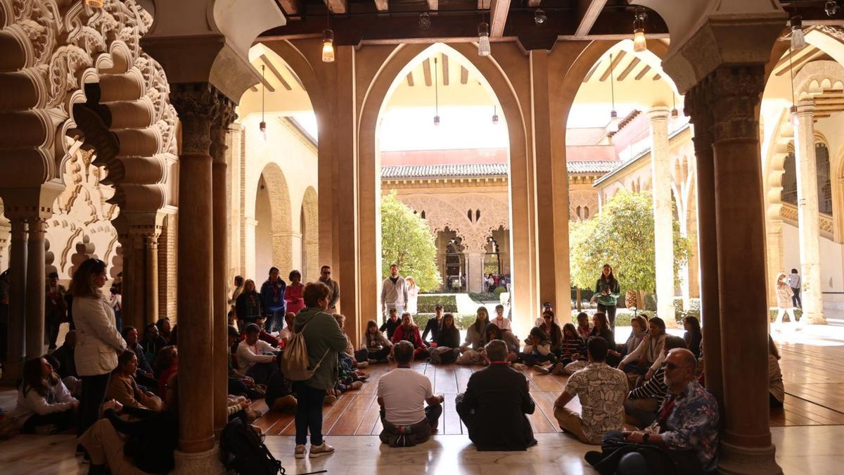 Meditación en el interior de La Aljafería