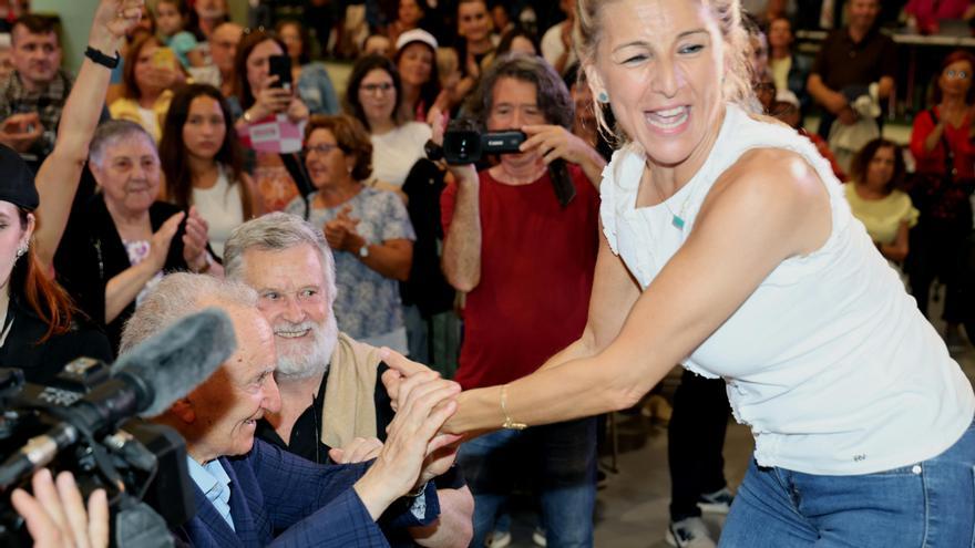 Yolanda Díaz y Alonso Montero se funden en un abrazo durante el mitin en Vigo