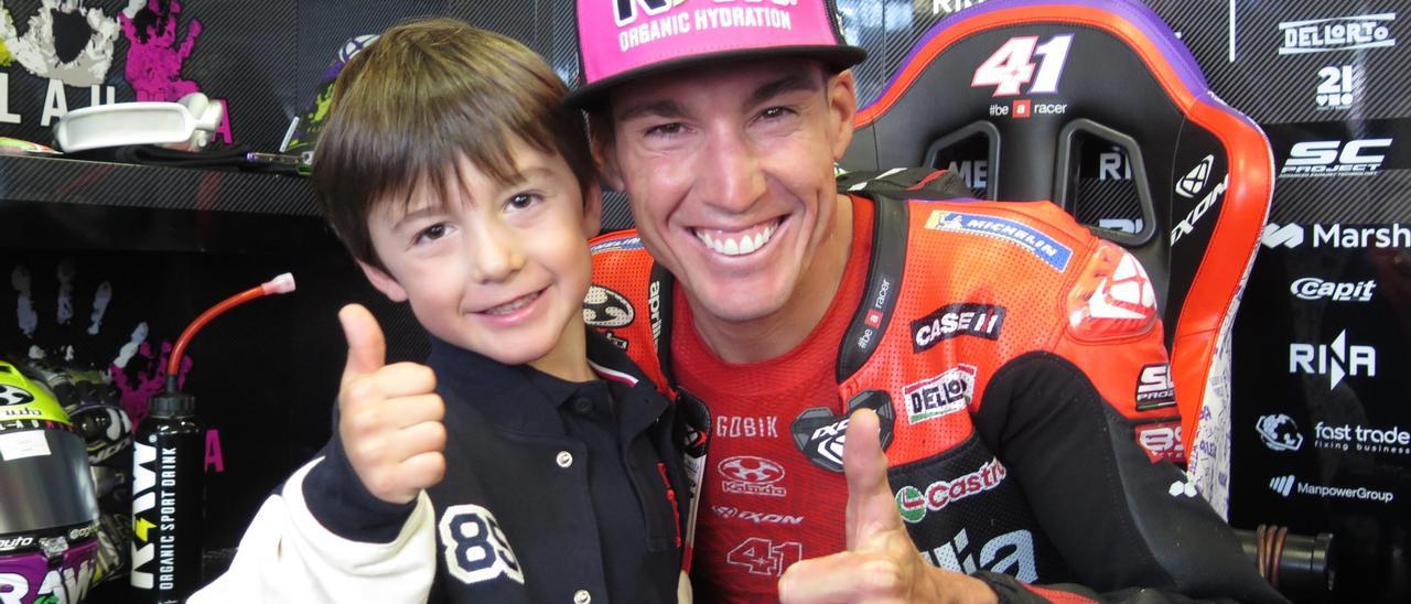 Aleix Espargaró y su hijo Max, en el 'boxe' de Aprilia, en Portimao.