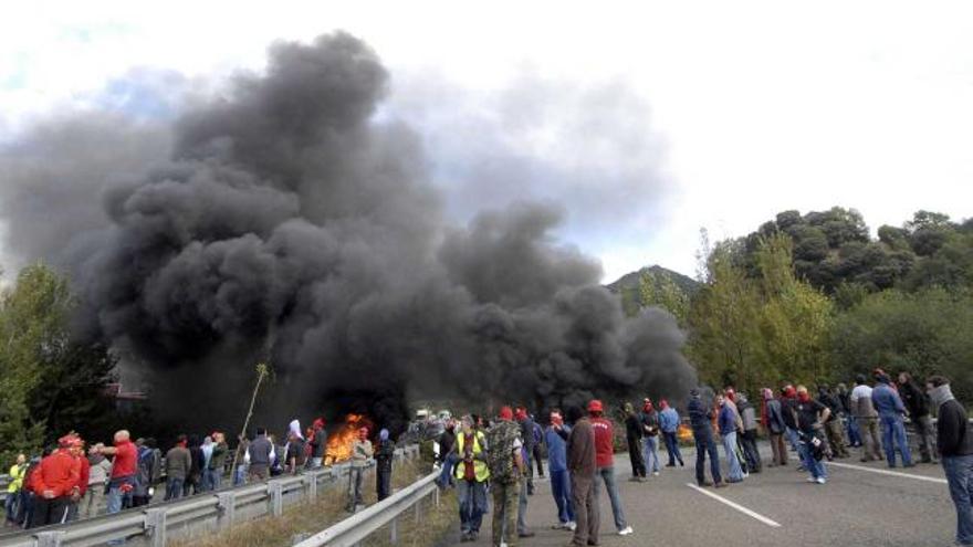 Un piquete de los mineros, en la autovía A-66, a la altura de Vega del Ciego (Lena), en la huelga de 2010.