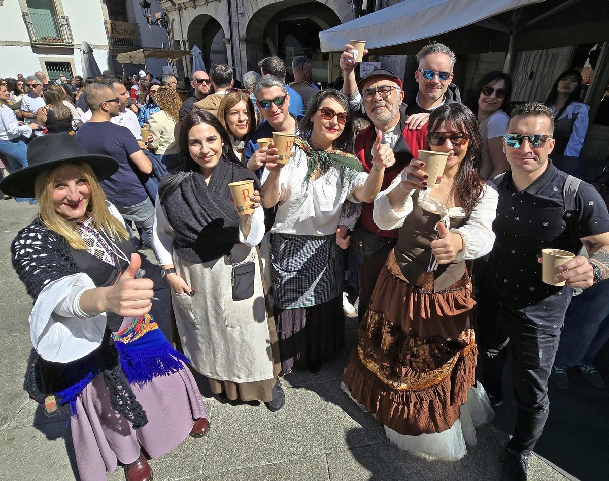 Los vigueses vuelven a llenar las calles del Casco Viejo este mediodía.