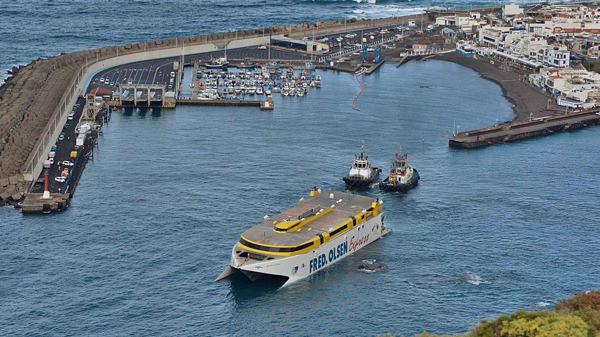 Fred. Olsen no descarta vacíar el ferry 
de vehículos para liberarlo de las rocas