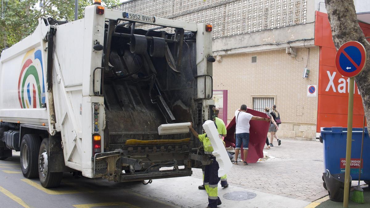 Recogida de basura en una pasada edición de la Fira d'Agost, en una imagen de archivo.