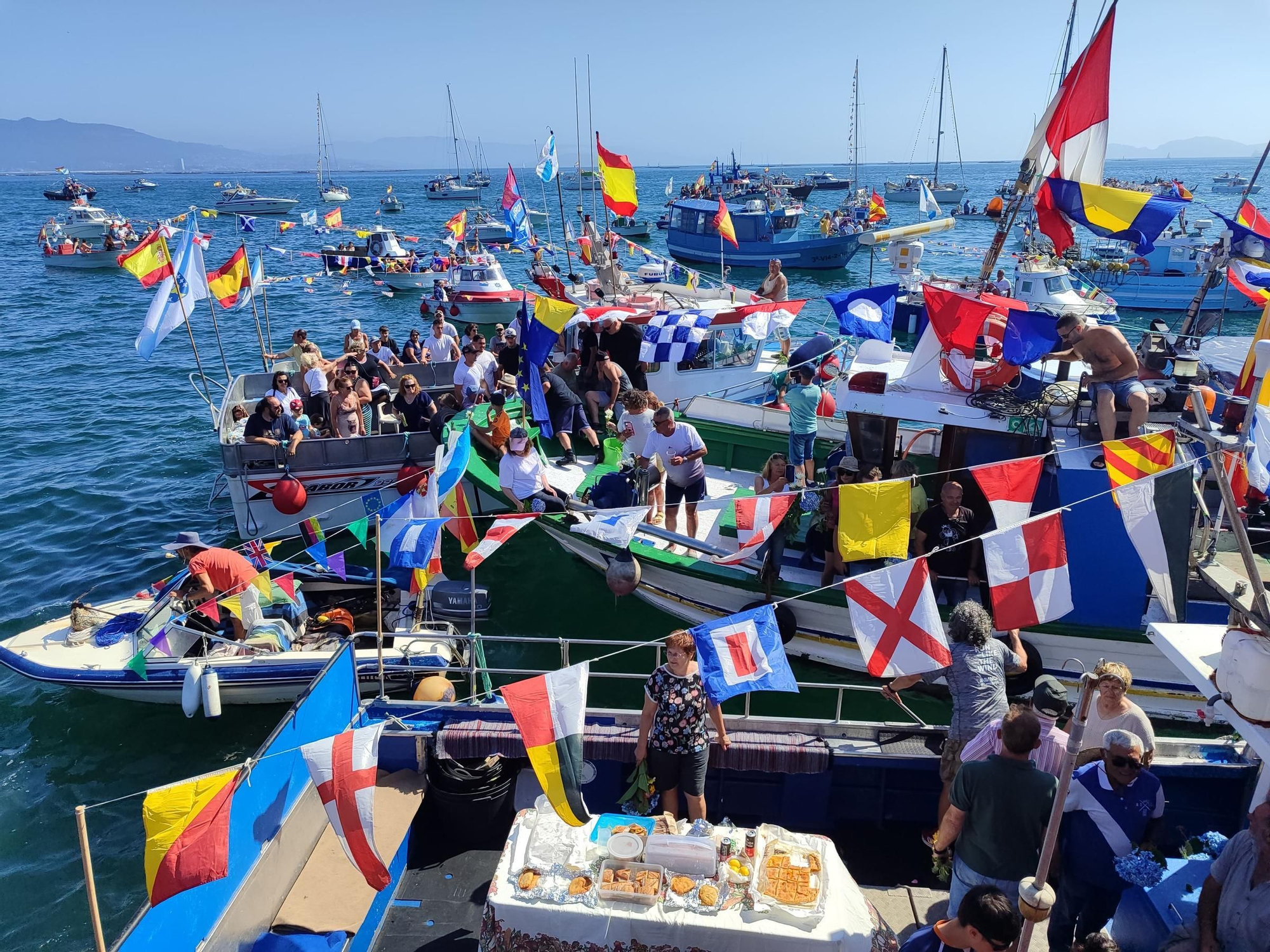 Cangas se hace a la mar por su Virgen del Carmen