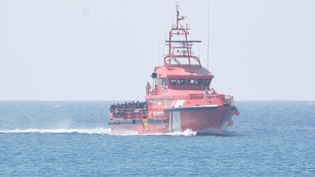 Archivo - El barco Guardamar Talia de Salvamento Marítimo traslada alrededor de 180 personas a Puerto del Rosario, a 23 de septiembre de 2024, en Puerto del Rosario, Fuerteventura, Canarias (España). Salvamento Marítimo ha interceptado durante la mañana d