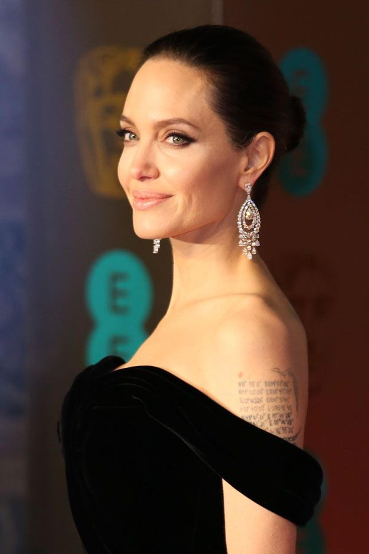 Angelina Jolie en los Premios Bafta 2018: mostró sus tatuajes con el vestido de Ralph and Russo