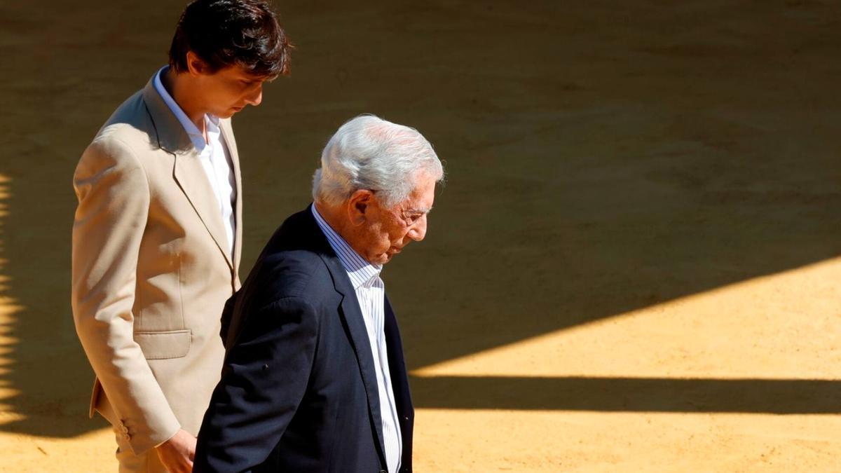 Mario Vargas Llosa con el torero peruano Andrés Roca Rey durante una jornada de campo.