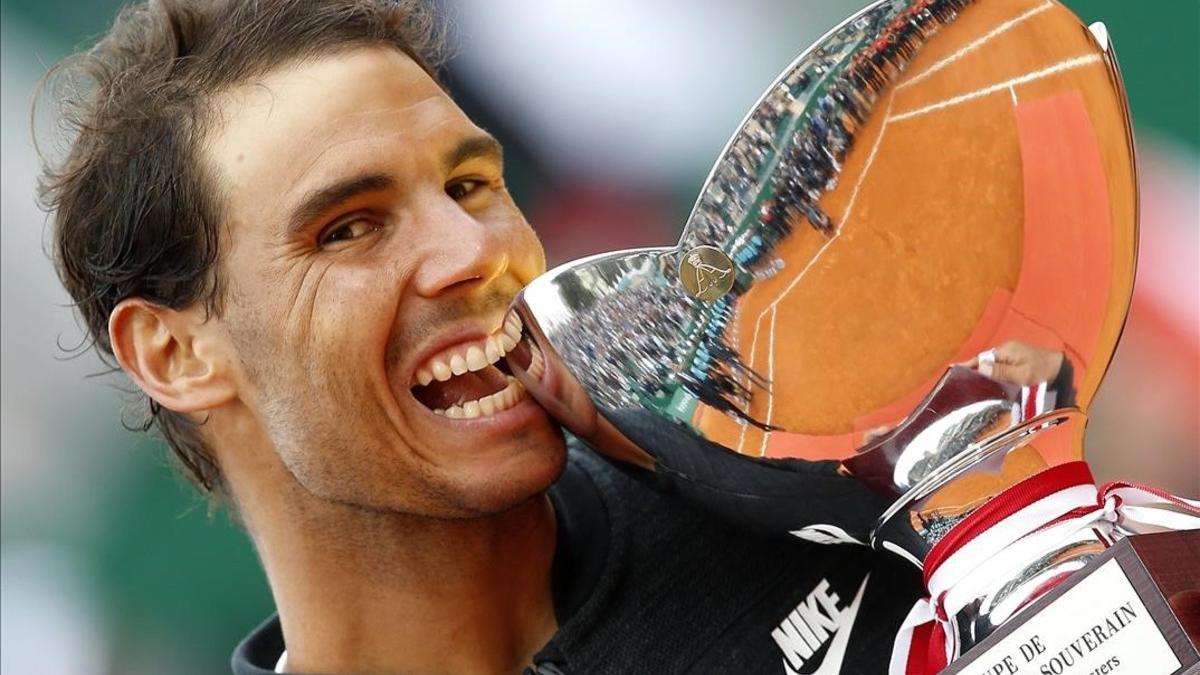 Nadal posa con el trofeo conquistado en Montecarlo tras su victoria ante Ramos