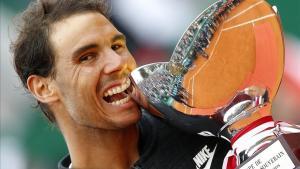 Nadal posa con el trofeo conquistado en Montecarlo tras su victoria ante Ramos