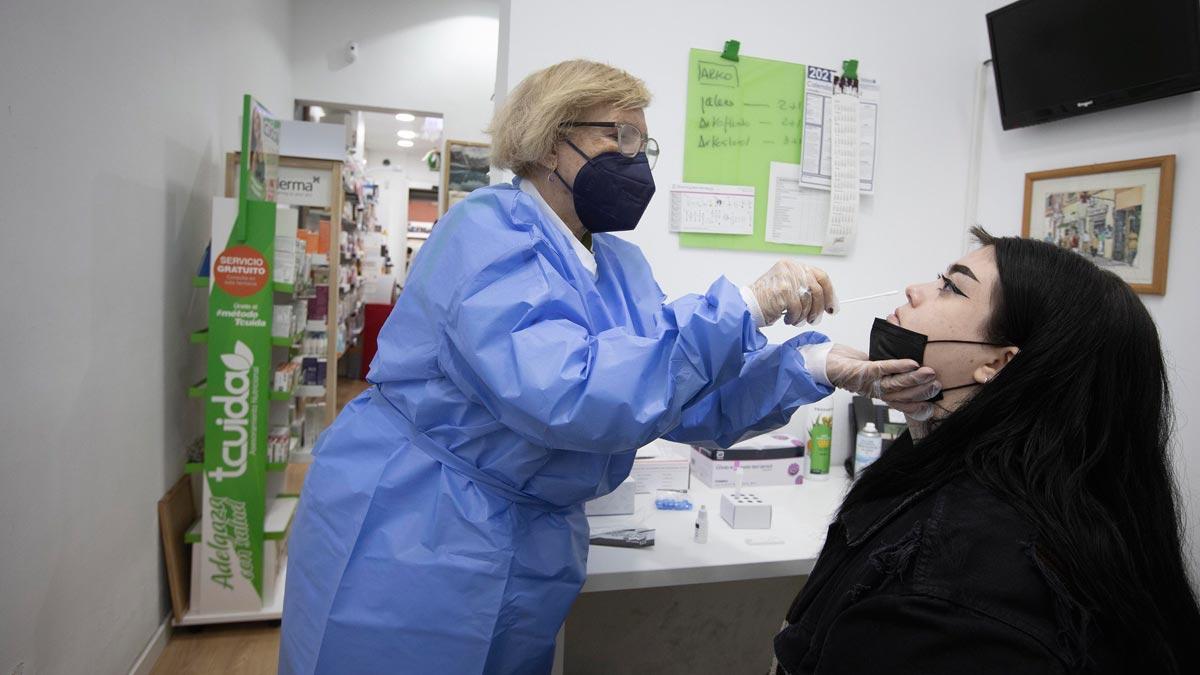 Realización de un test de antígenos en una farmacia de Fabra i Puig, en Barcelona