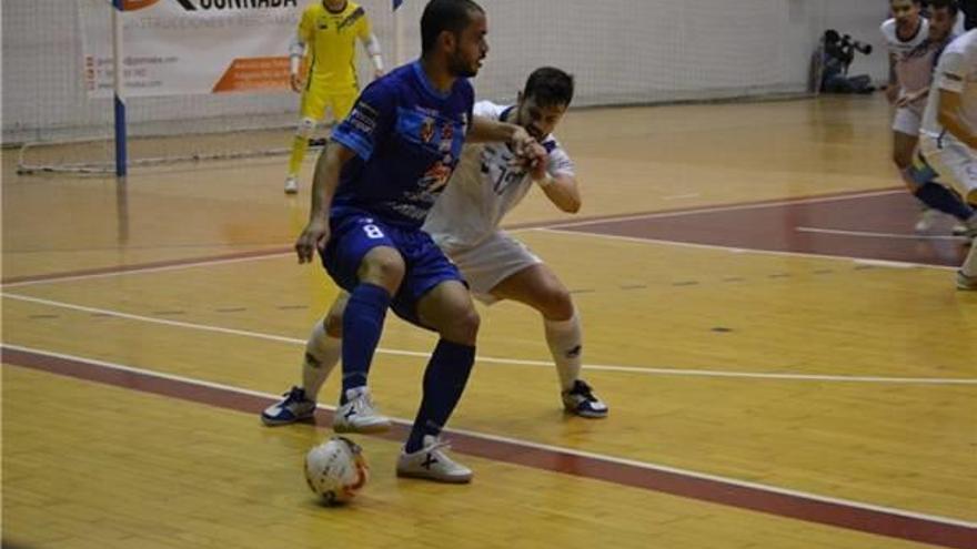 El peñíscolano Mauricinho, durante un lance del encuentro.