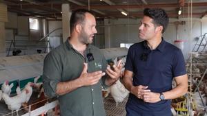 Adrian G. y Joan Siquier hablando con las gallinas camperas de fondo.