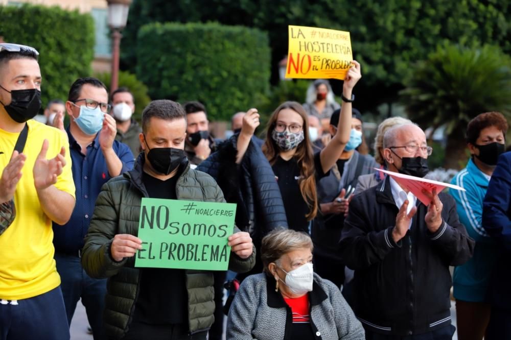 Hosteleros protestan en Murcia por el cierre de bares