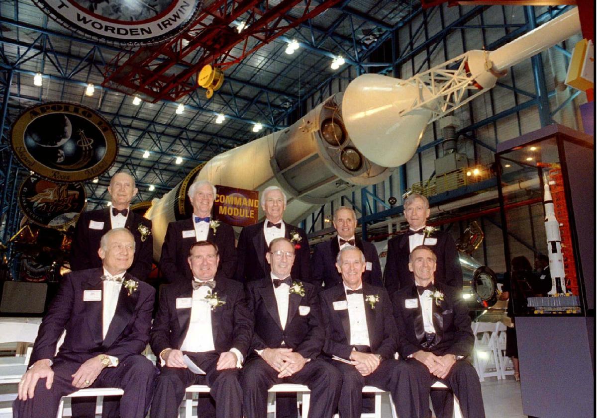 Los astronautas de las misiones Apolo posan en una gala en el Centro Espacial Kennedy, el 8 de enero de 1997. Sentados (de izquierda a derecha): Buzz Aldrin, Richard Gordon, Edgar Mitchell, Charlie Duke, Walter Cunningham. Fila de atrás (de izquierda a derecha): Thomas Stafford, Russell Schweickart, Gene Cernan, William Anders y John Young. 