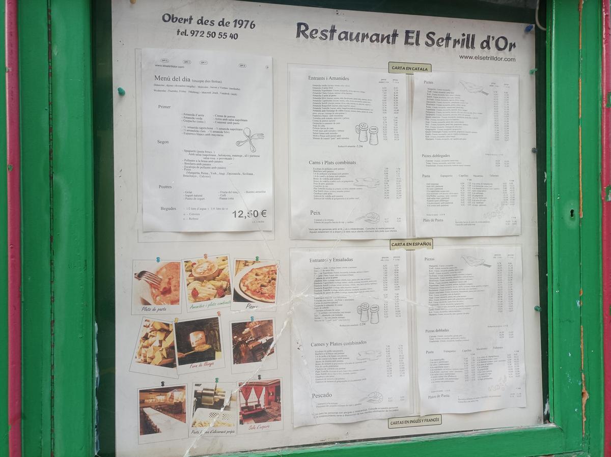 La carta del restaurant exposada a l'exterior