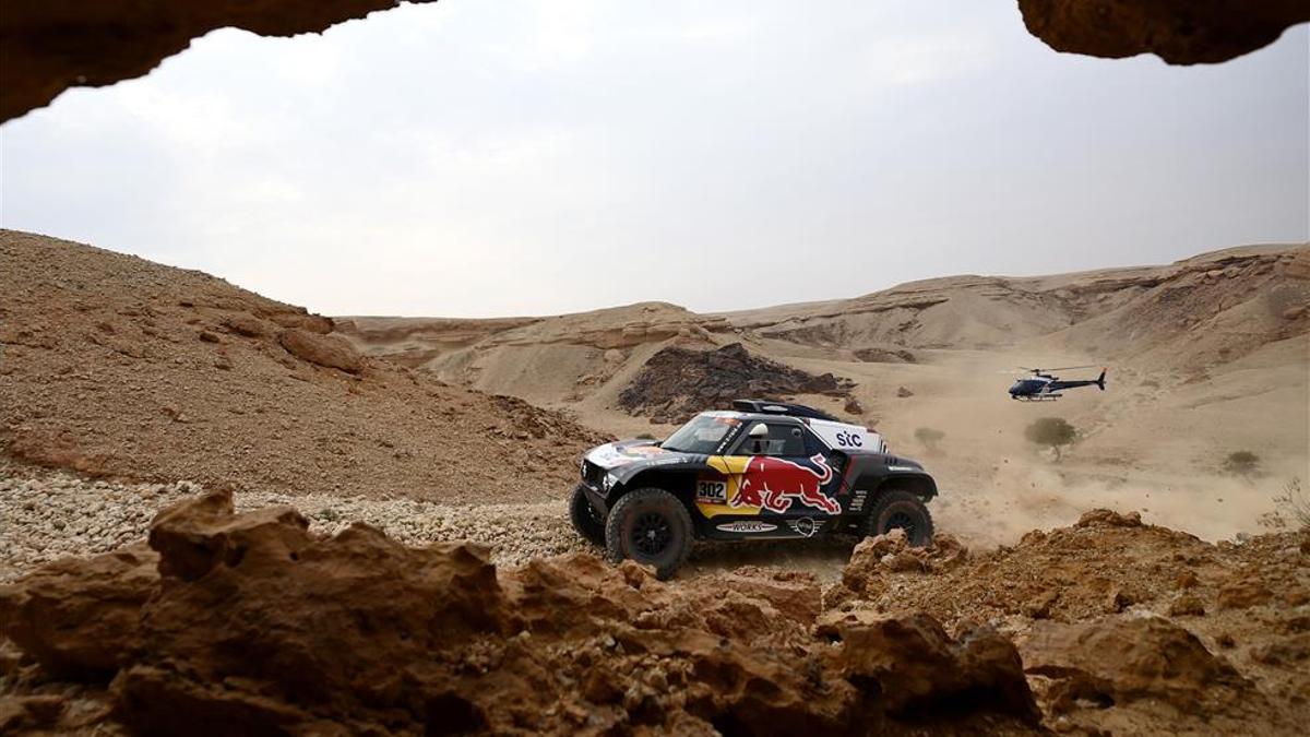 Peterhansel al volante de su Mini en la quinta etapa del Dakar