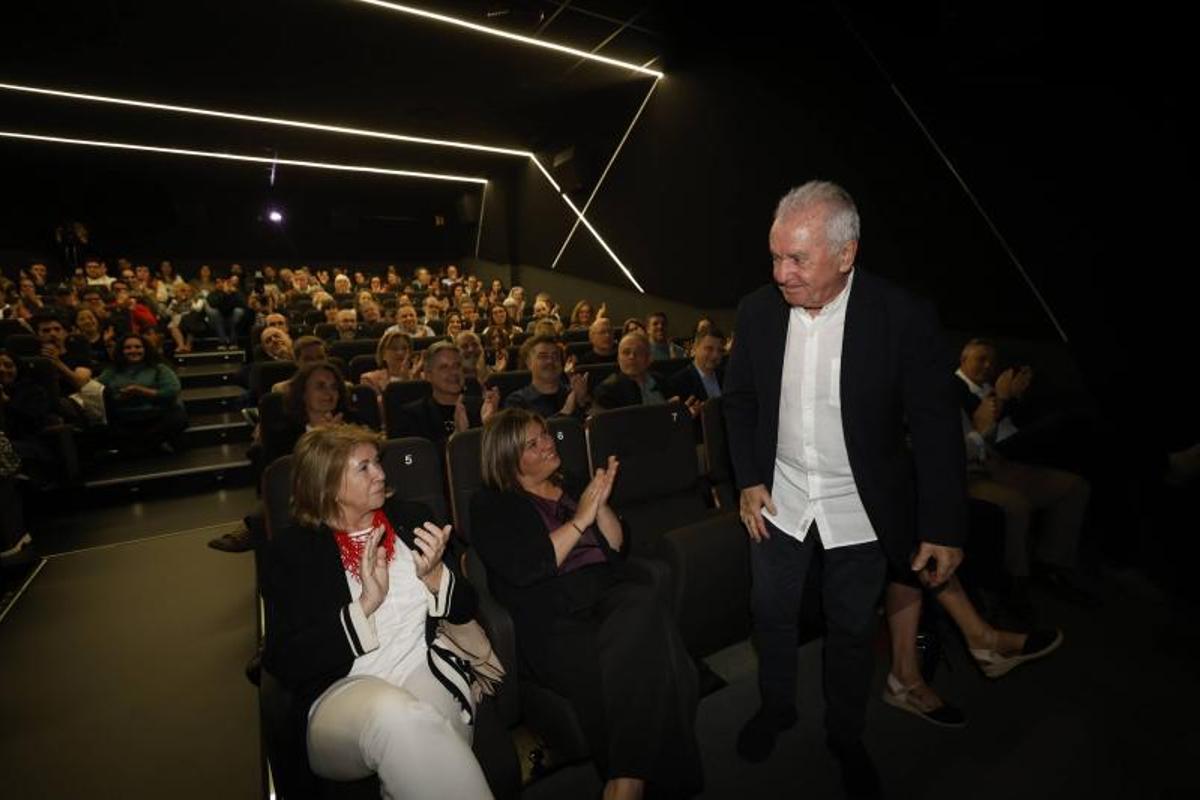 Víctor Manuel, al inicio de la galam junto a Gimena Llamedo y Celia Fernández.