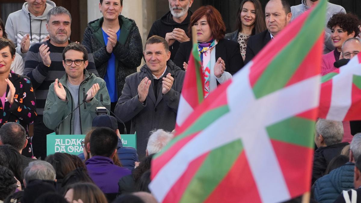 VITORIA-GASTEIZ , 18/04/2024.- El coordinador de EH Bildu Arnaldo Otegi (c) y el candidato Pello Otxandiano (2i) durante un acto de campaña para las elecciones vascas celebrado este jueves en Vitoria. EFE/ADRIAN RUIZ HIERRO