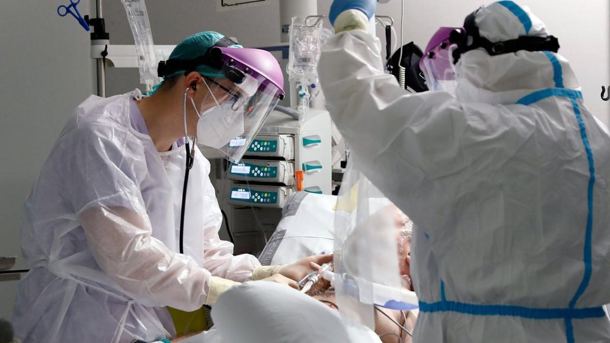 Equipo médico atendiendo a un paciente con coronavirus en la UCI