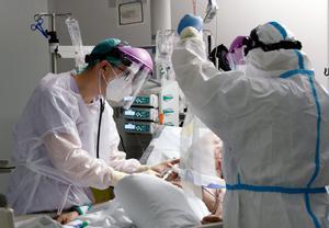 -FOTODELDÍA- GRAFCVA9213. VALENCIA, 04/11/2020.- Los hospitales de la Comunitat Valenciana tienen ingresadas en las unidades de cuidados intensivos (UCI) en estos momentos a 204 personas con coronavirus, cifra que ya supera la mitad del pico que se alcanzó en la primera ola de la pandemia.En la imagen, personal sanitario atienden a un paciente en la Unidad de Cuidados Intensivos del Hospital La Fé de Valencia.EFE/ Juan Carlos Cárdenas