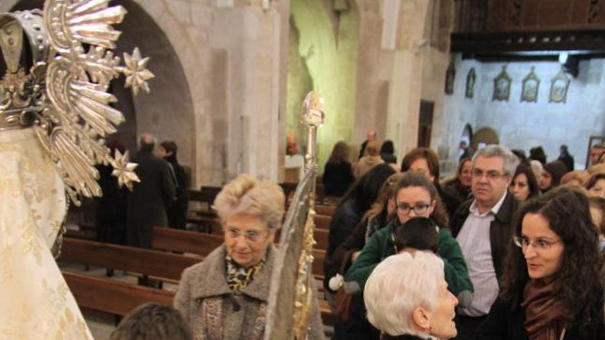 Cientos de devotos, en el besamanos a la Concha