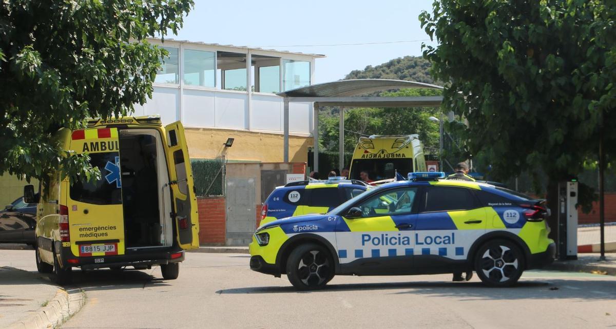 Vehicles del SEM i de la policia a Maçanet, després de l'assassinat.