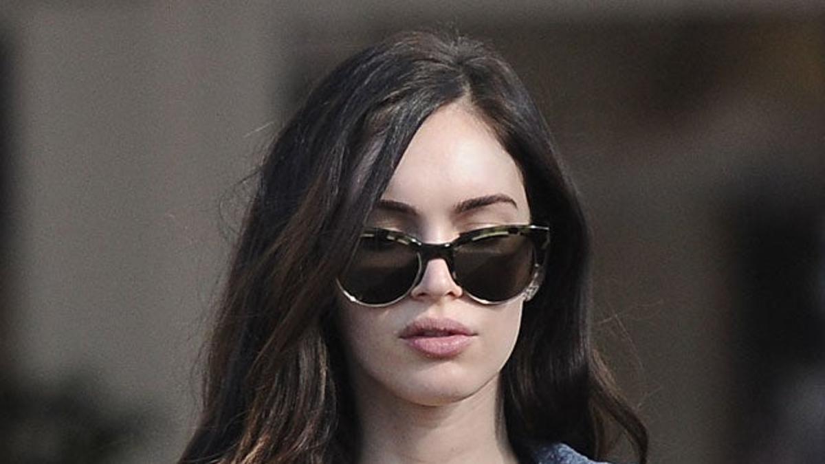 Megan Fox con una peculiar forma de llevar las gafas de sol