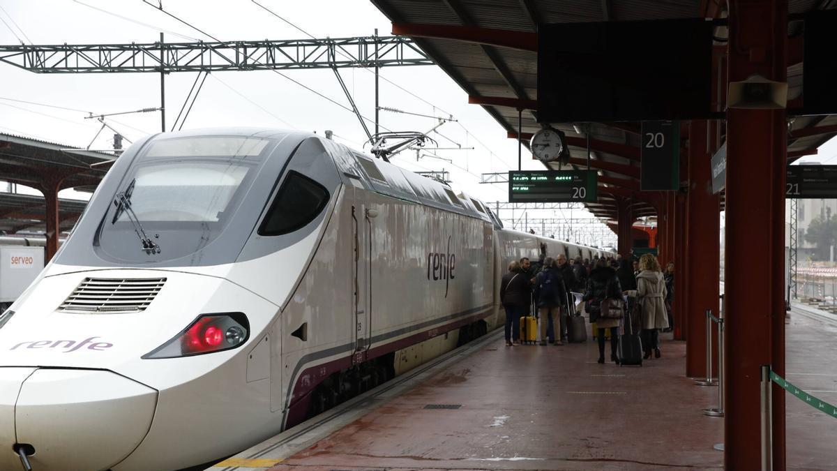 Un tren AVE saliendo desde Gijón