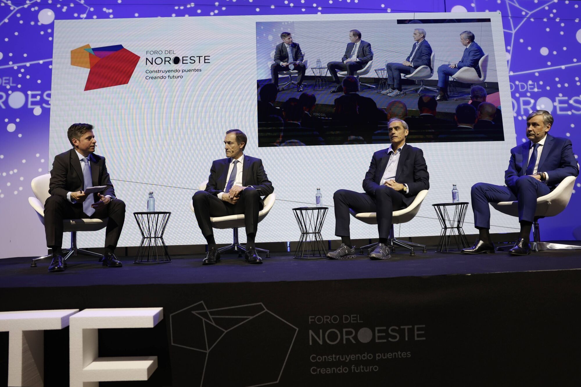Eloy Méndez, redactor jefe de La Nueva España,  modera la mesa redonda "Innovación y conectividad para competir" con Antonio Agrassar, de Plexus Tech, Jacobo Cosmen, presidente de Alsa, y Manuel Menéndez, de EDP España.