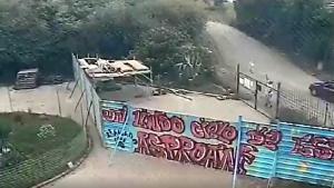 seprona-de-cantabria-investiga-la-muerte-de-un-perro-que-fue-lanzado-por-encima-de-una-verja-y-se-qued-clavado-encima-de-los-hierros---los-hechos