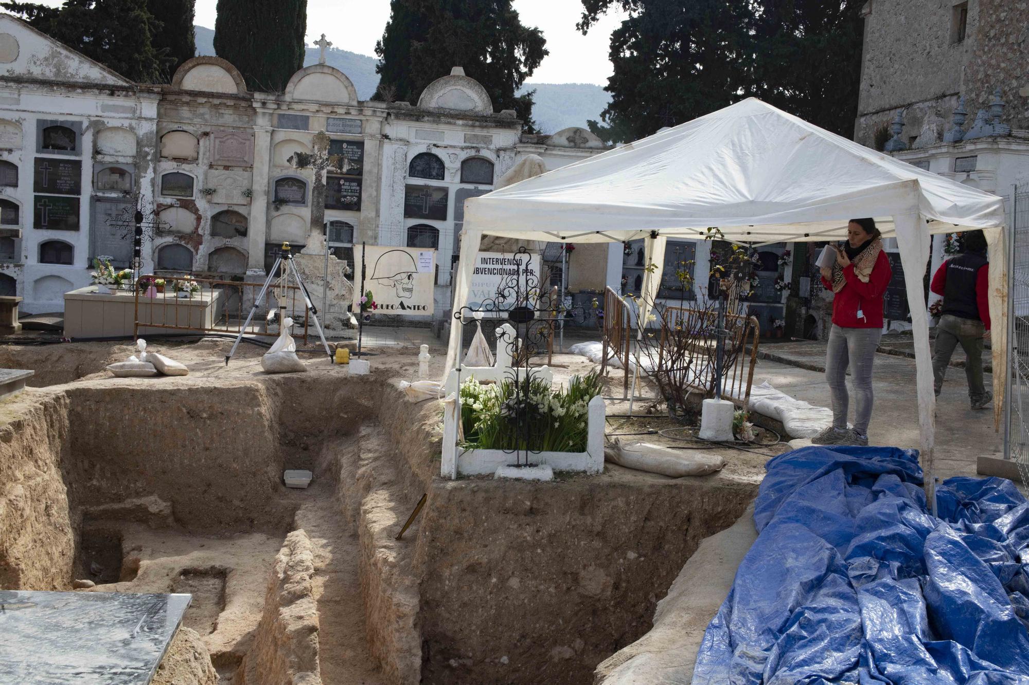 Encuentran los cuerpos de cuatro de los nueve represaliados junto a la tumba del primer fascista de España