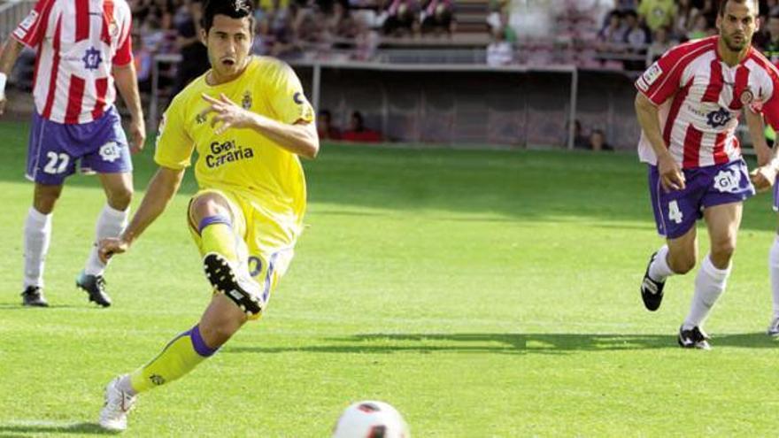 Minuto 11. Jorge Larena -en la imagen- engaña a Roberto Santamaría y, de penalti, establece el empate entre el Girona FC y la UD Las Palmas. i LOF