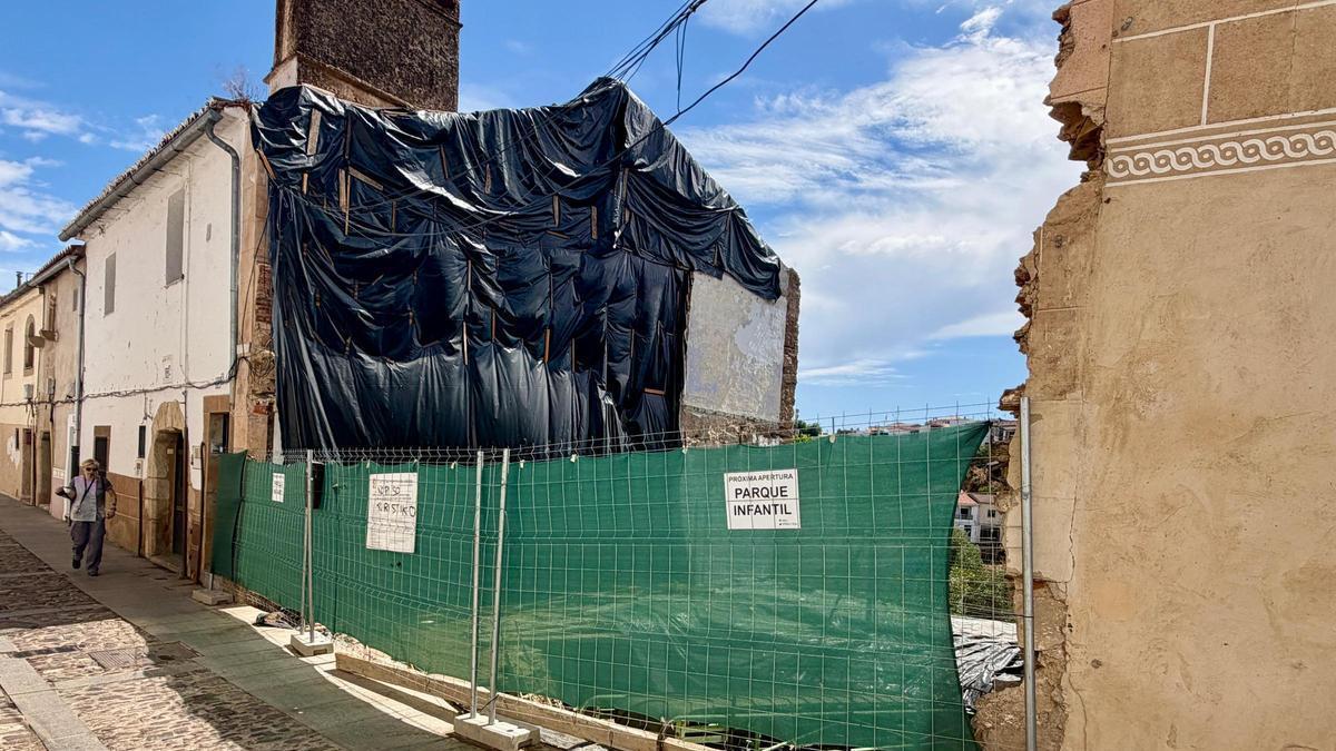 Solar en obras de la calle Caleros que se transformará en parque infantil.